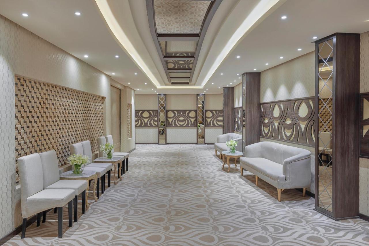 होटल Crowne Plaza Palace By Ihg